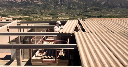 Trabajos de retirada de amianto en tejado en Soria, utilizando equipo especializado.