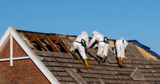 Trabajos de retirada de amianto en tejado en Soria, profesionales con equipo de protección