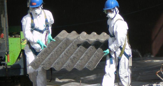 Trabajadores realizando la retirada de amianto en Soria con equipo de protección adecuado