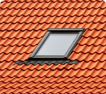 Instalación y reparación de ventanas Velux en tejado de tejas rojas, mejora la iluminación natural en Soria