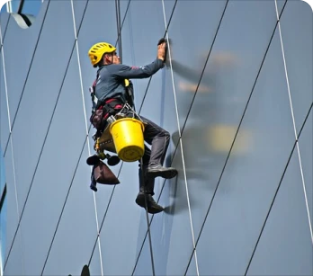 Trabajos verticales en Soria para limpieza de fachadas y mantenimiento de ventanas en edificios altos