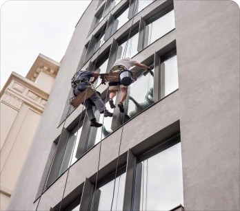 Rehabilitación de fachadas en Soria con trabajos verticales para limpieza de ventanas